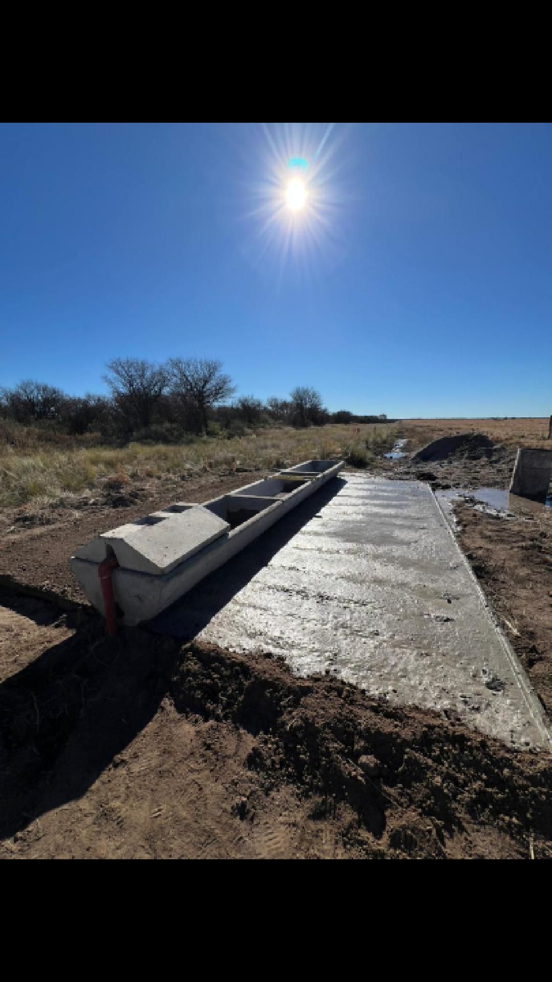 Colocación de bebedero con piso campo